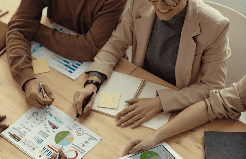 Zespół analizujący raporty i wykresy marketingowe, omawiający strategię wzrostu w e-commerce.